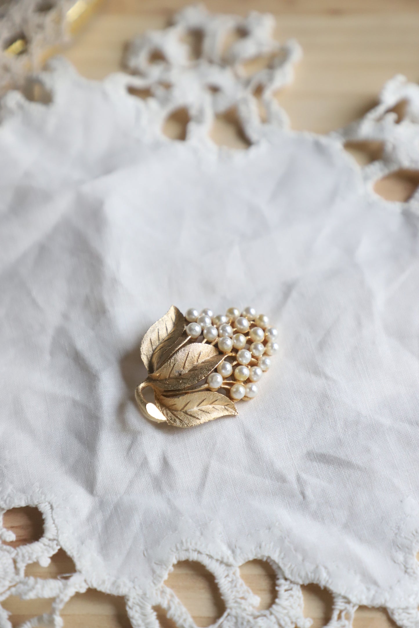 Vintage gold tone faux pearl cluster brooch