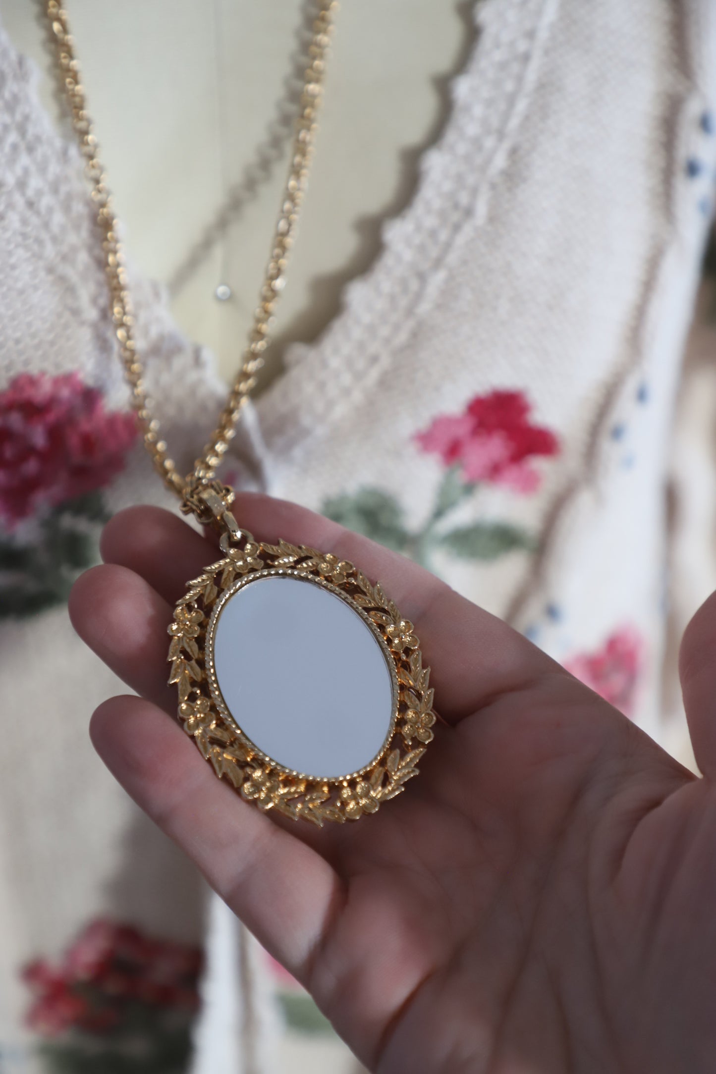 Vintage 70’s Avon floral pendant necklace