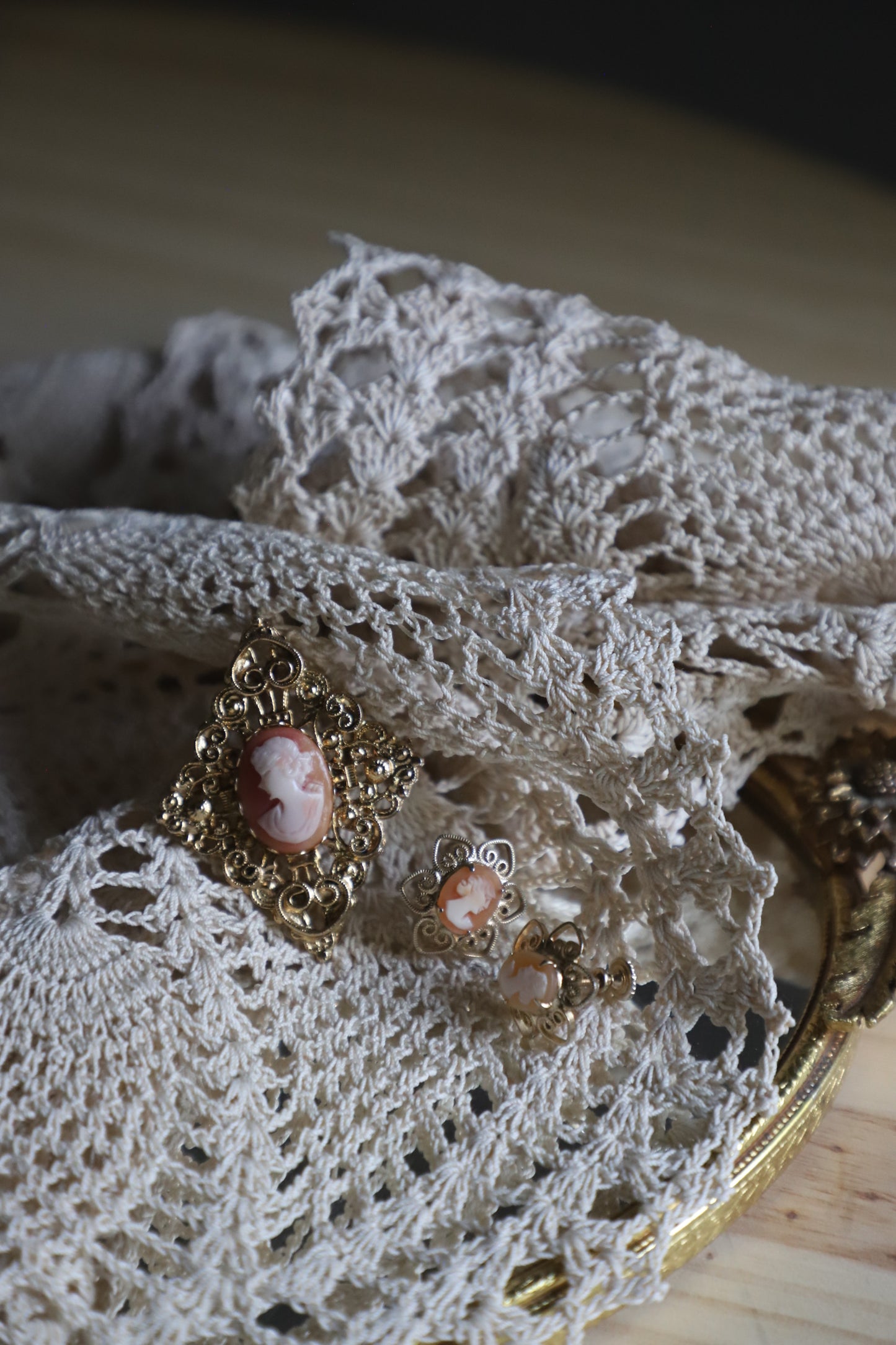 1970’s cameo brooch/pendant with screw back earrings