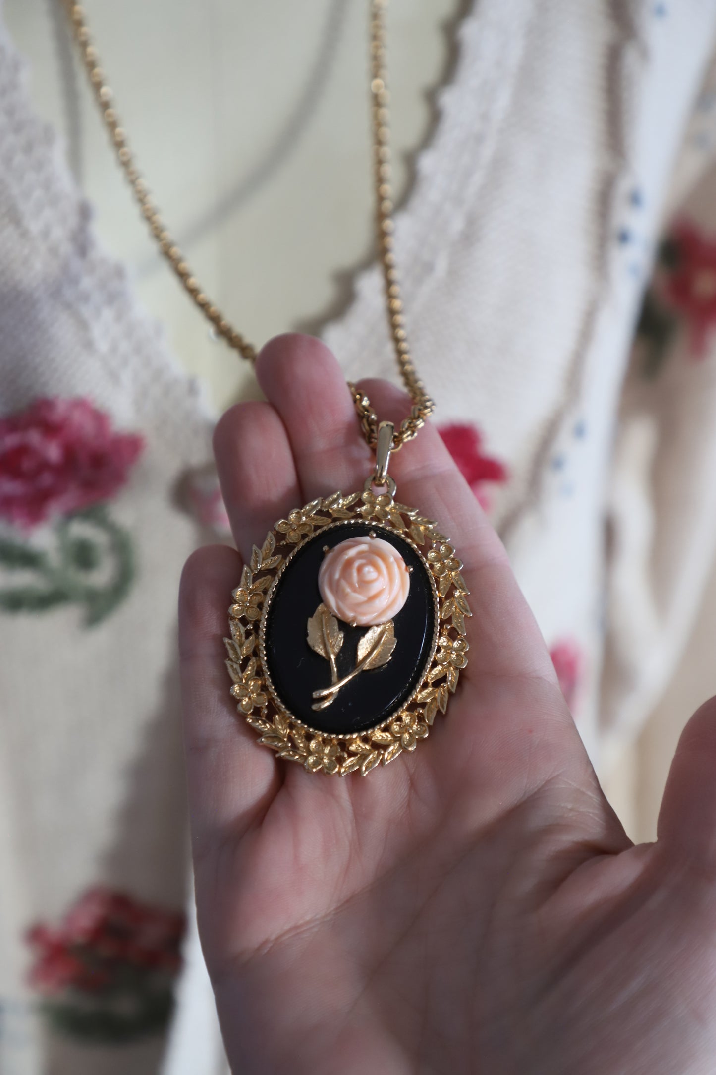 Vintage 70’s Avon floral pendant necklace