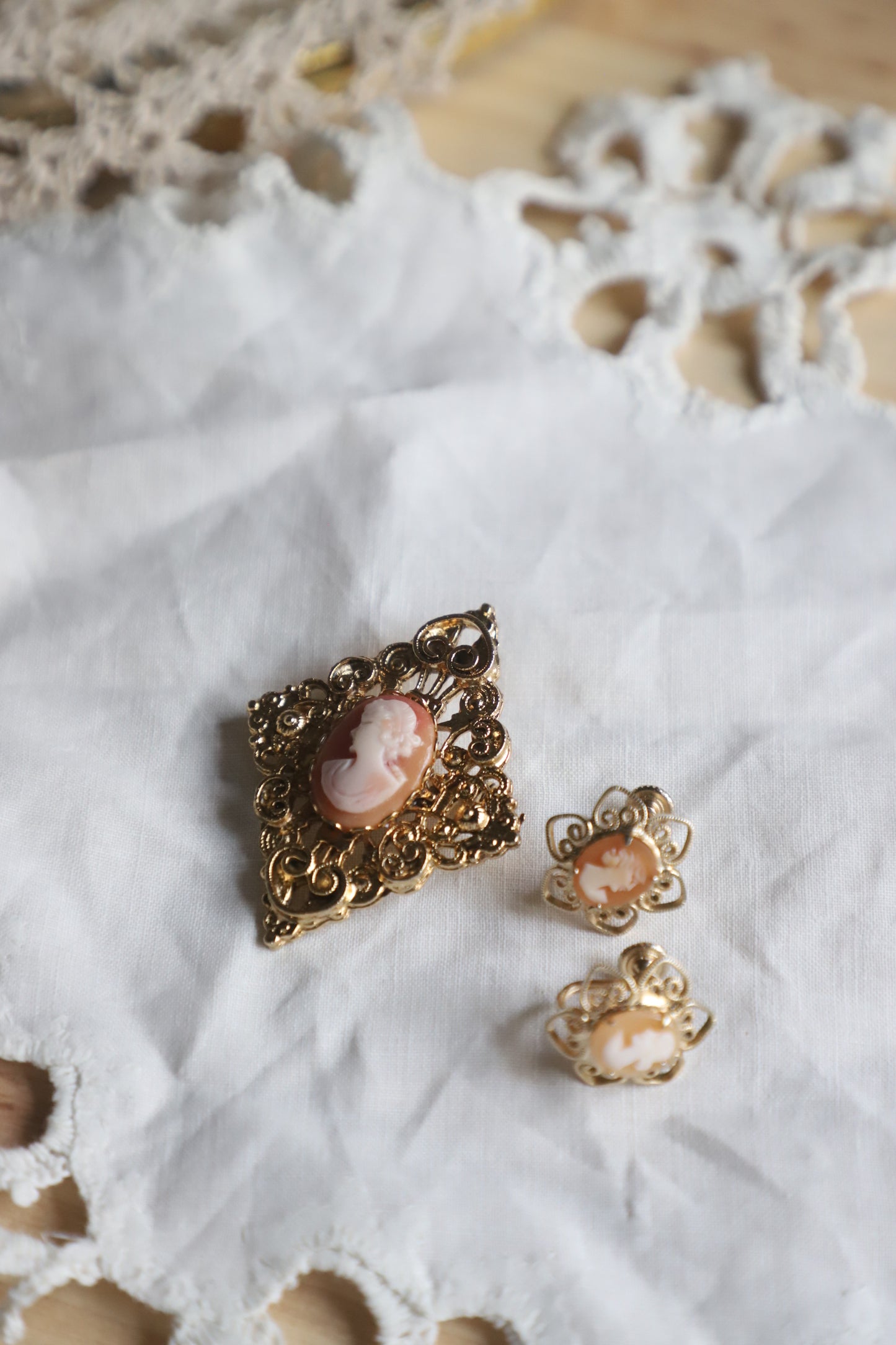 1970’s cameo brooch/pendant with screw back earrings