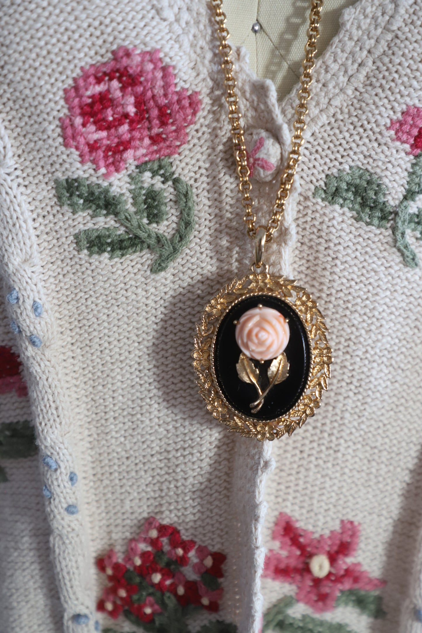 Vintage 70’s Avon floral pendant necklace