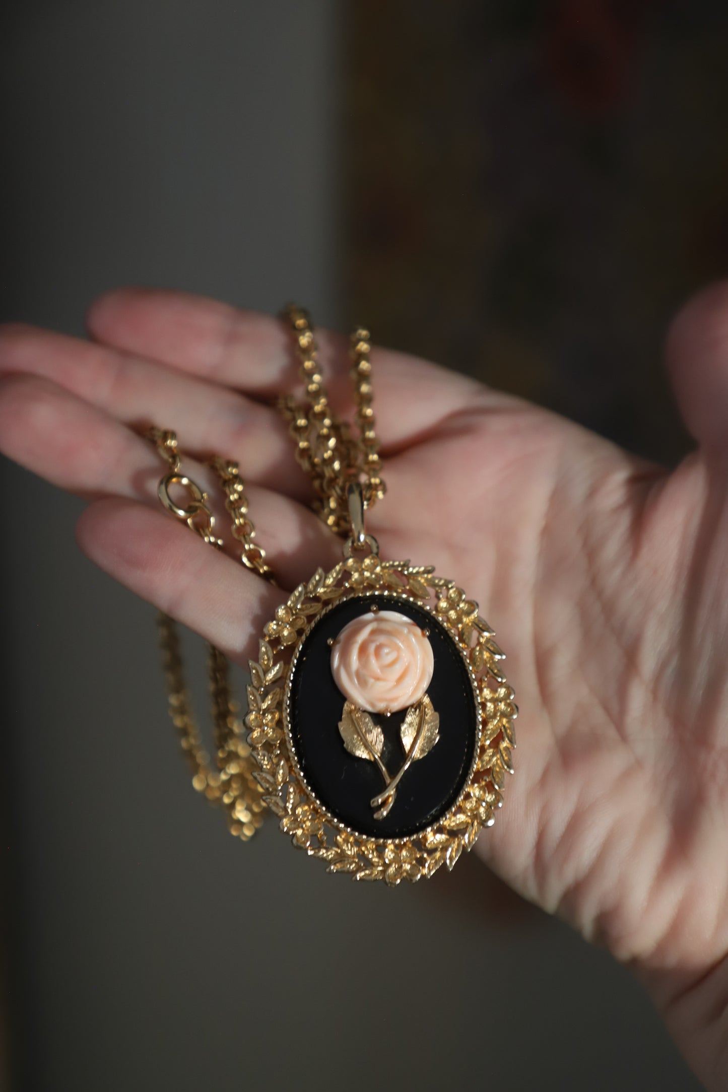 Vintage 70’s Avon floral pendant necklace