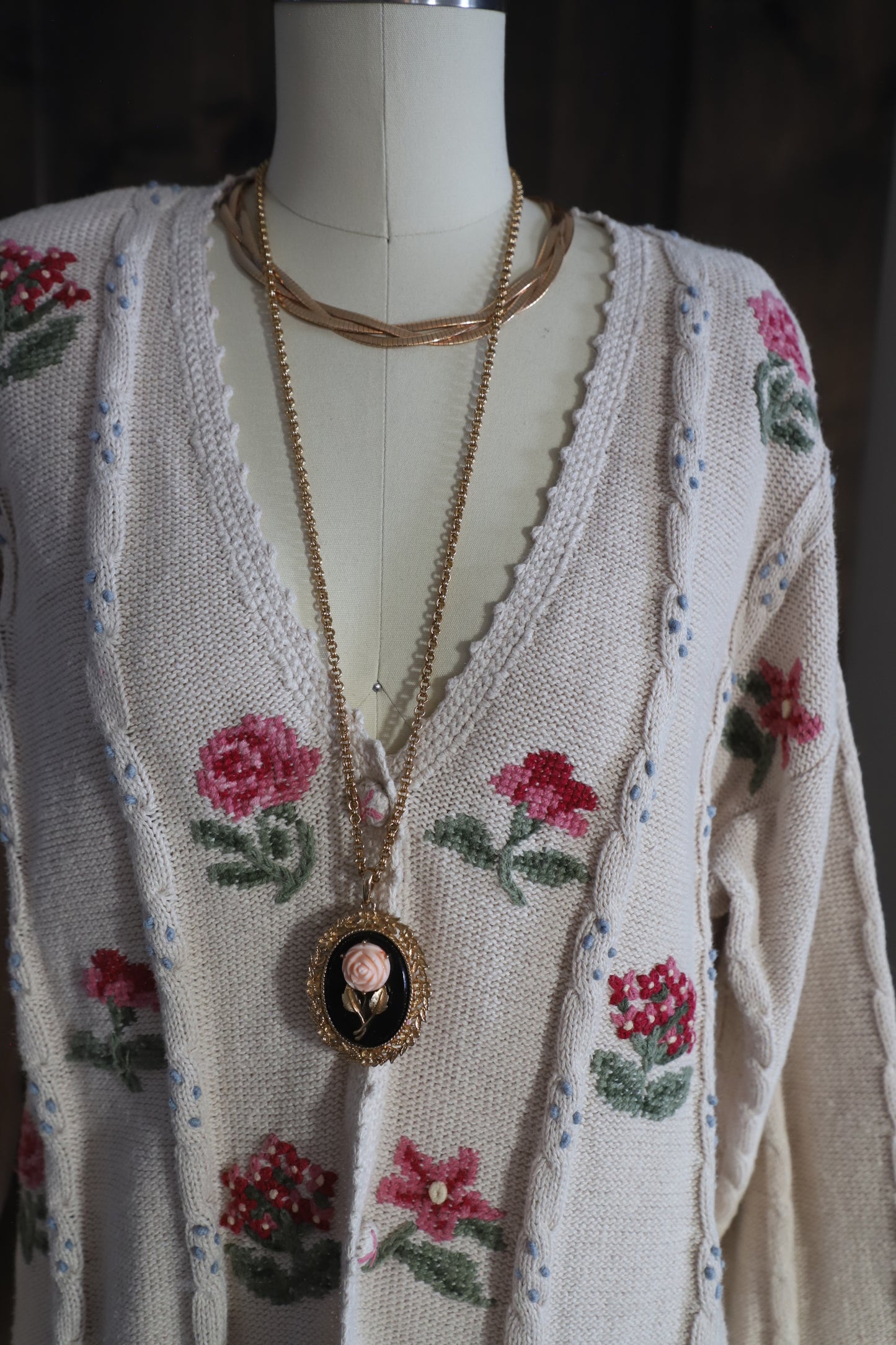 Vintage 70’s Avon floral pendant necklace