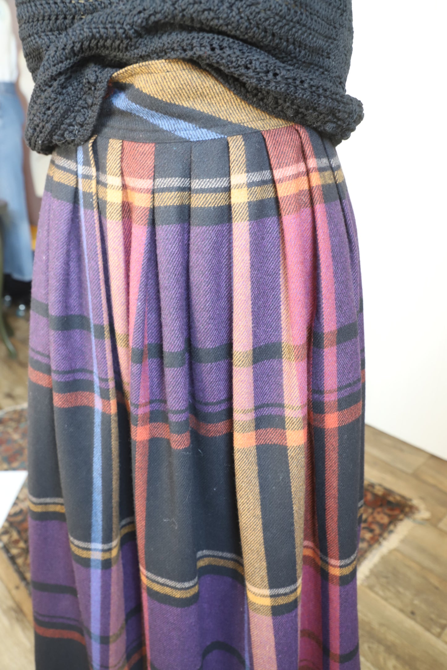 Vintage Diane Von Furstenberg wool blend skirt (see description for sizing)