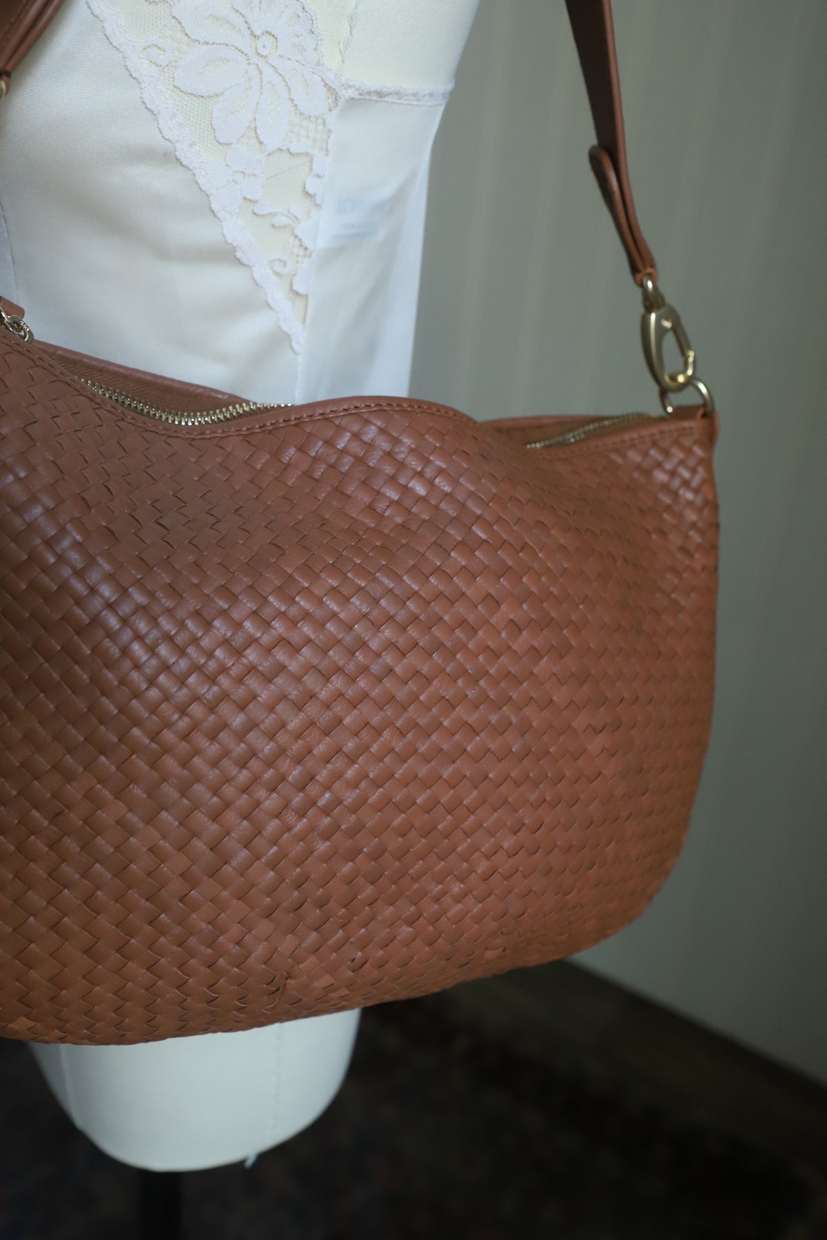Quince woven shoulder bag