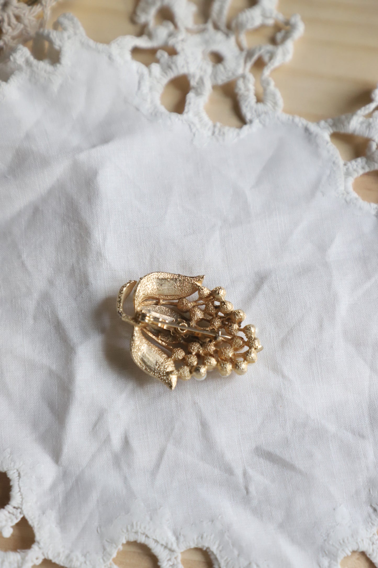 Vintage gold tone faux pearl cluster brooch