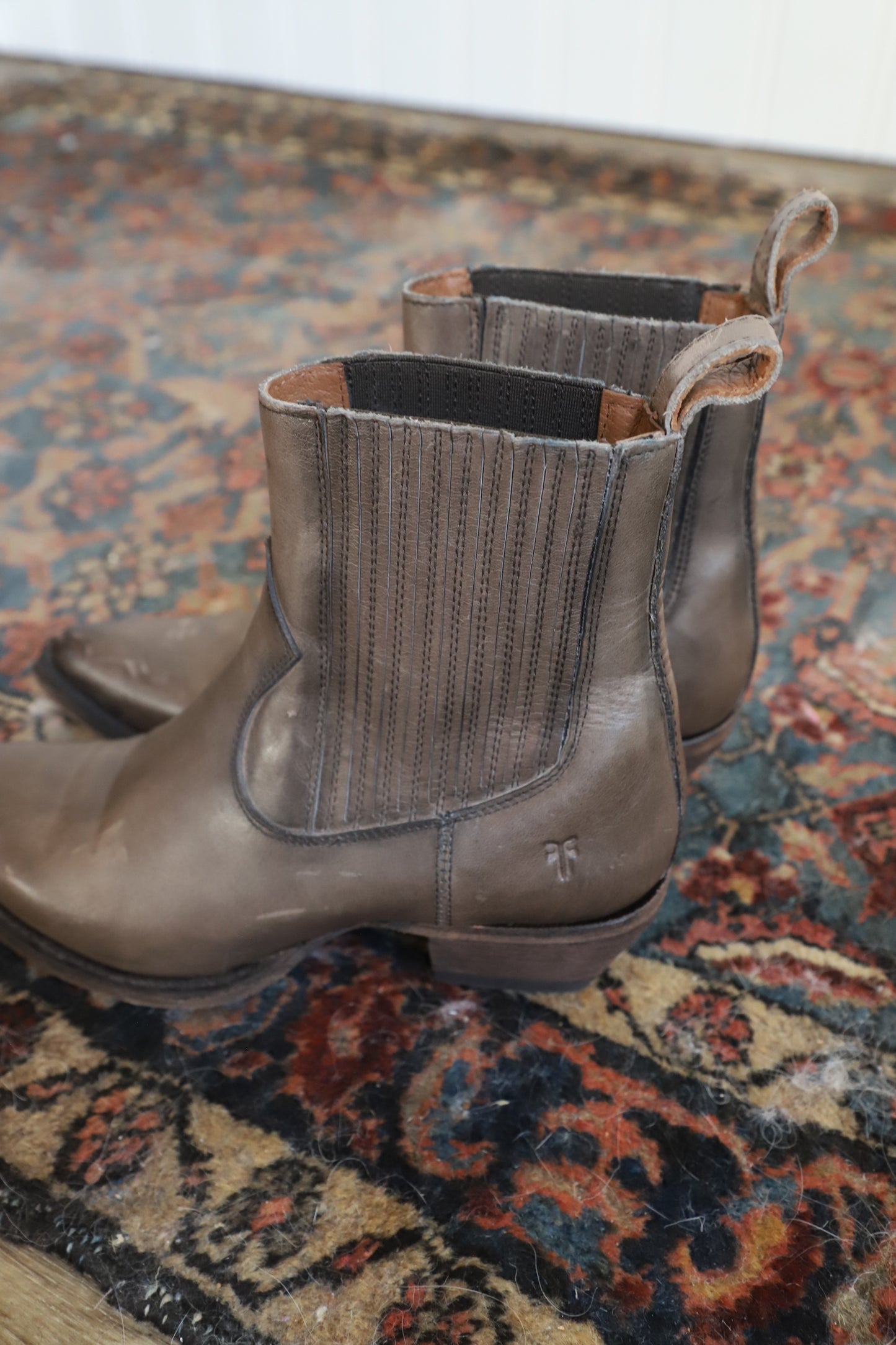Frye Sacha Chelsea boots size 7