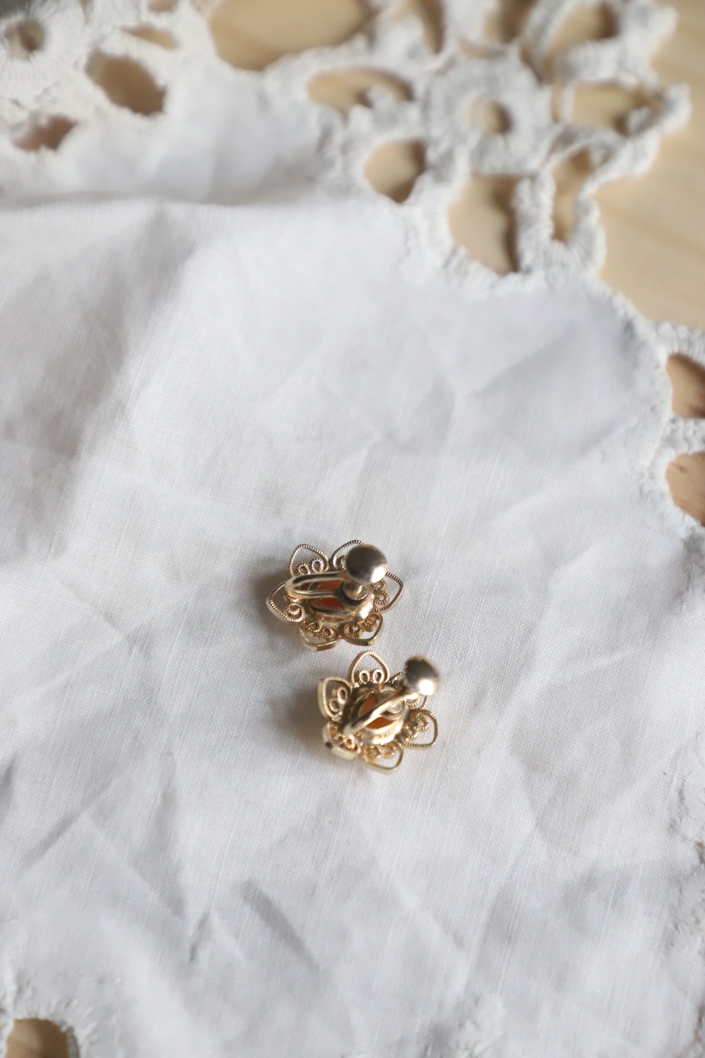 1970’s cameo brooch/pendant with screw back earrings