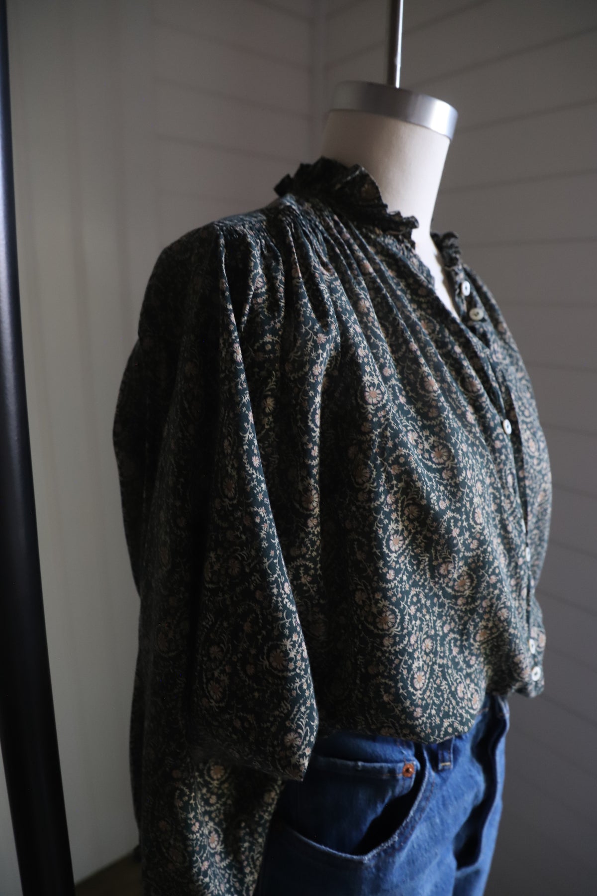 Doen forest green paisley blouse size XS